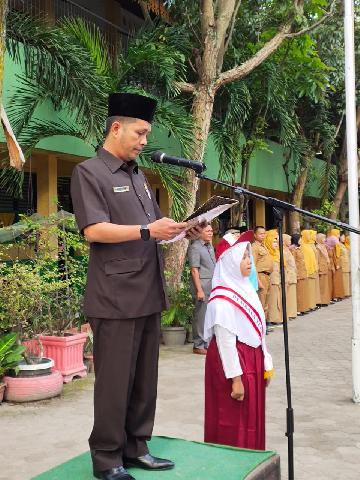 Wakil Rakyat Tengku Azwendi Fajri Jadi Pembina Upacara di SDN 114 Pekanbaru