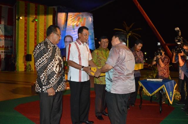 Bupati Rokan Hilir Dianugerahi PWI Riau Award 2014